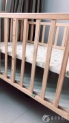 婴儿实木床一张，全新，带有尿布台哦，一口价200