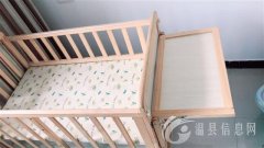 婴儿实木床一张，全新，带有尿布台哦，一口价200