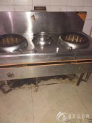 现有天然气灶一台，高八十公分，宽是一米，长是一米八，两个火口