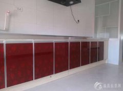 出租:  三室两厅一厨一卫，精装修，厨房、卫生间、热水器、衣