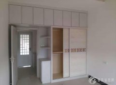 出租:  三室两厅一厨一卫，精装修，厨房、卫生间、热水器、衣